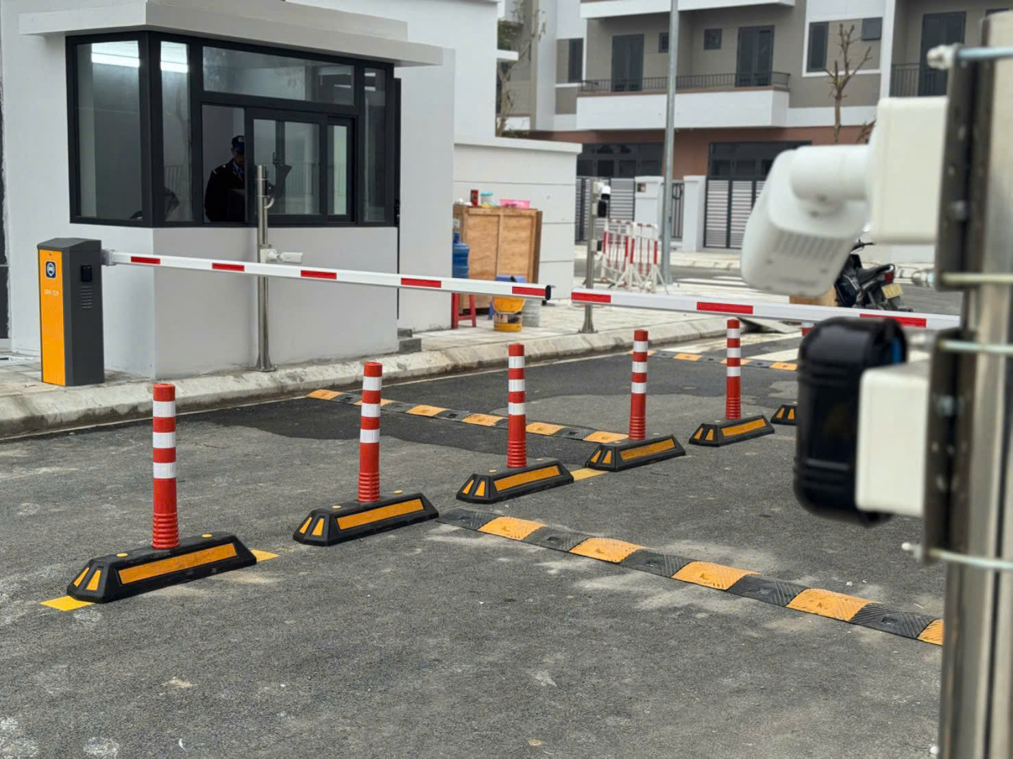 Hệ thống barie tự động và cọc phân làn tại cổng ra vào khu dân cư